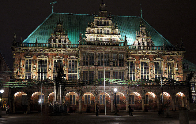 ブレーメンのマルクト広場の市庁舎とローラント像